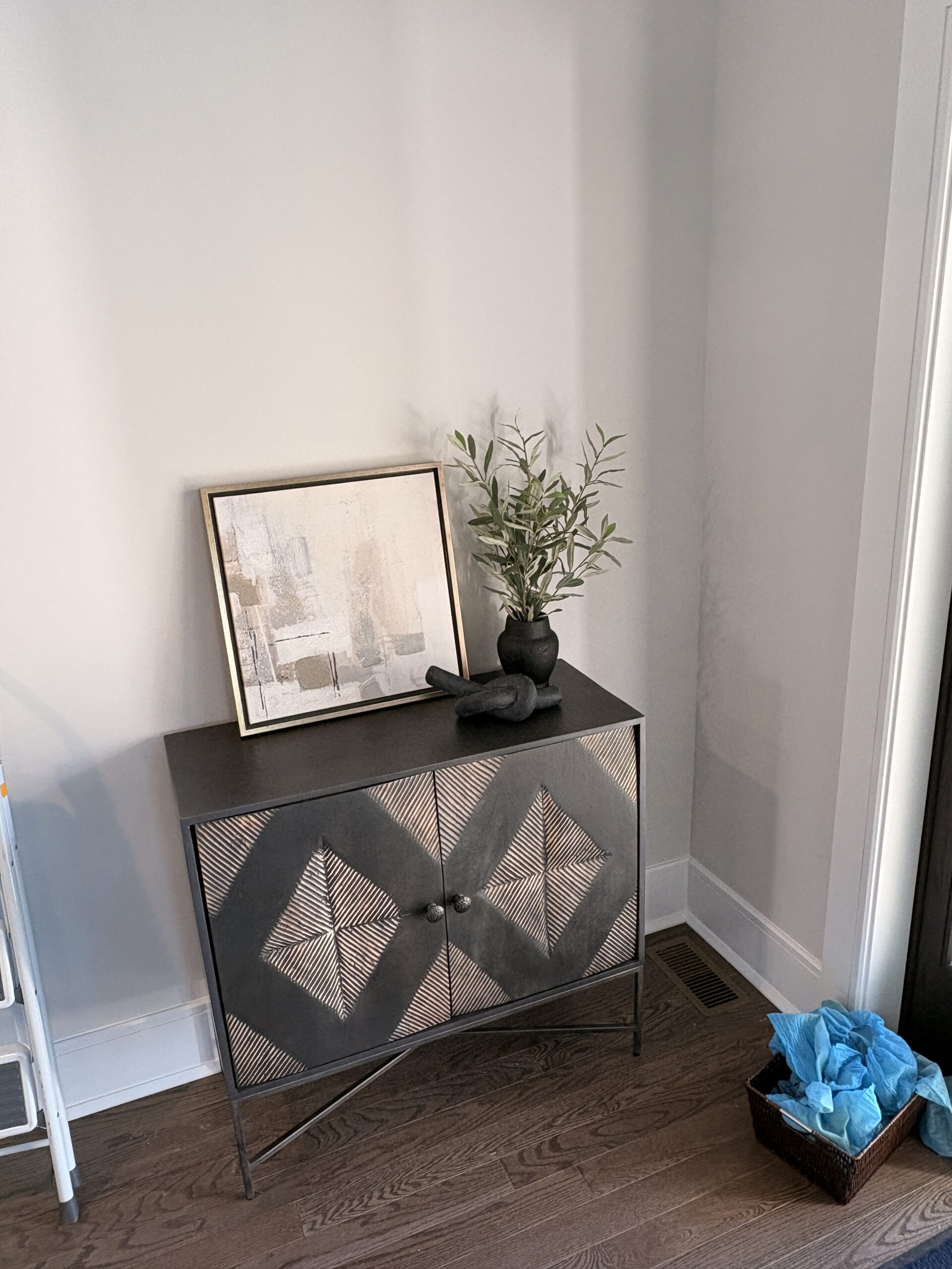 A well staged entry way in Berkeley Heights